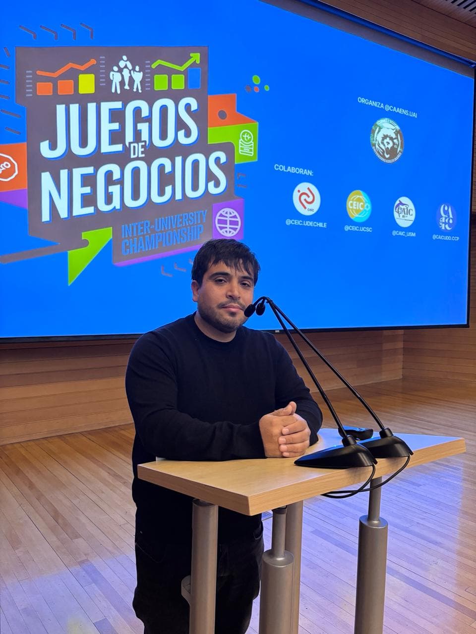 Dennis Véliz trabajando